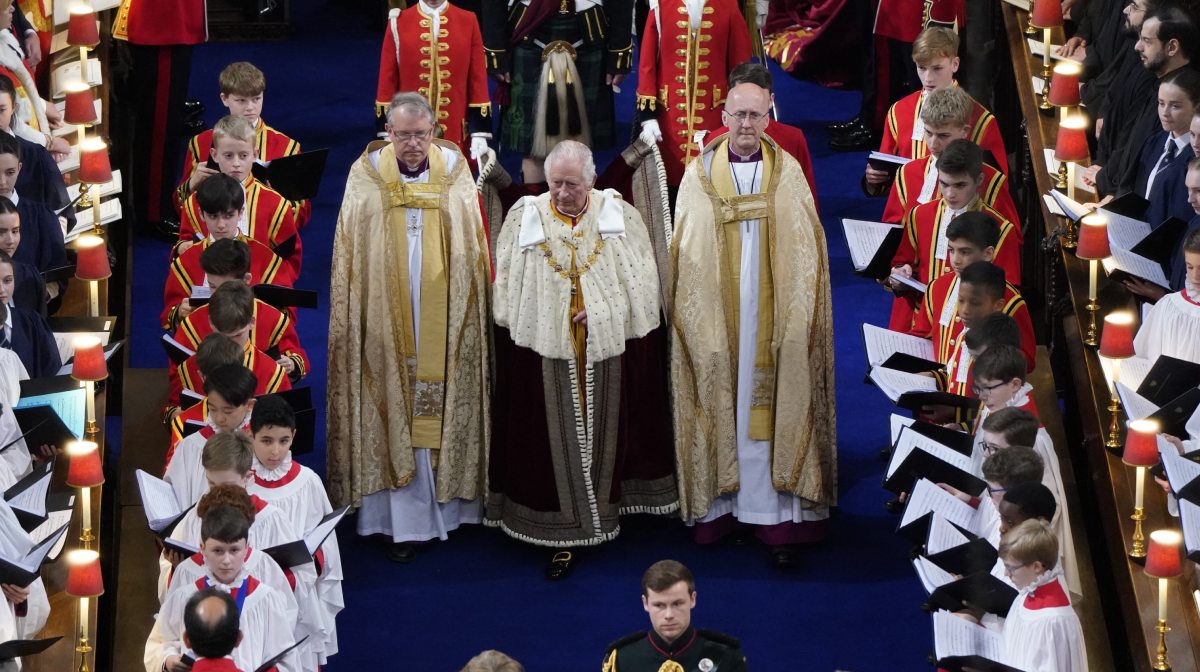 Carlos III desfilando al llegar a la Abadía de Westminster (AFP)  